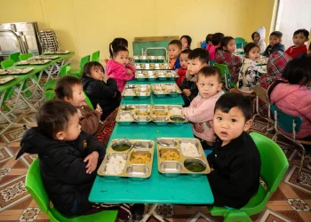 Đề xuất hỗ trợ ăn trưa cho học sinh vùng khó khăn, bổ sung đối tượng hộ cận nghèo