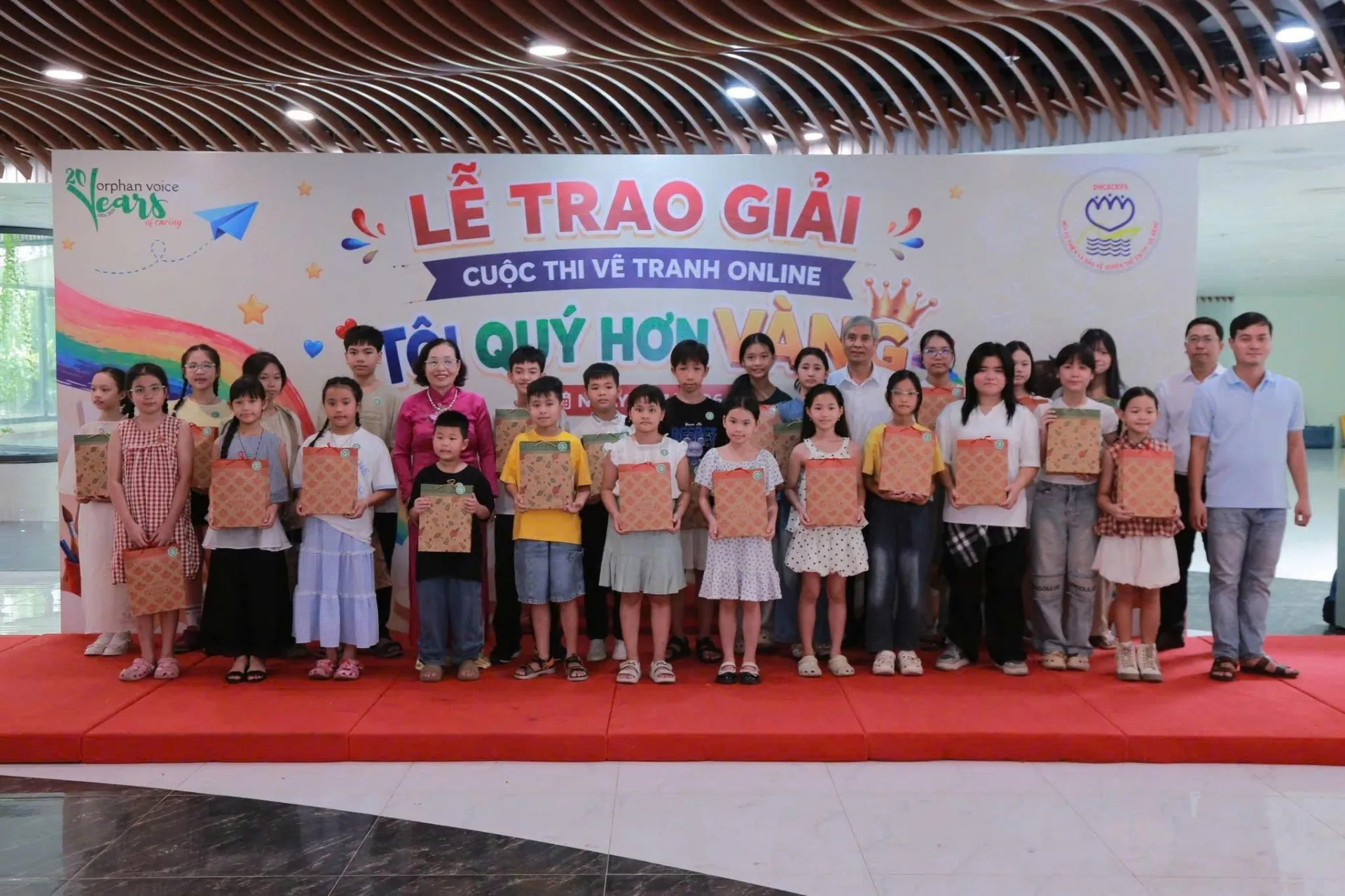 Bà Lê Thị Tám - Ủy viên BCH Hội Bảo vệ quyền trẻ em Việt Nam, Chủ tịch Hội Từ thiện và Bảo vệ quyền trẻ em TP. Đà Nẵng và Nhà tài trợ trao giải cho các tác phẩm đạt giải. 1784252594510_4752142958920765494_g243583962033537188_96f084f06a7d8ac8931213f2d32beb05