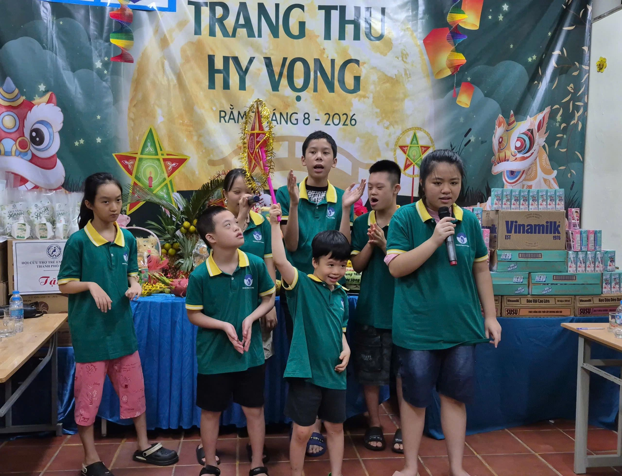Các em nhỏ khuyết tật tại Trung tâm Hy Vọng cùng cất vang ca khúc “Chiếc đèn ông sao” trong chương trình 1790321932092_27959769727