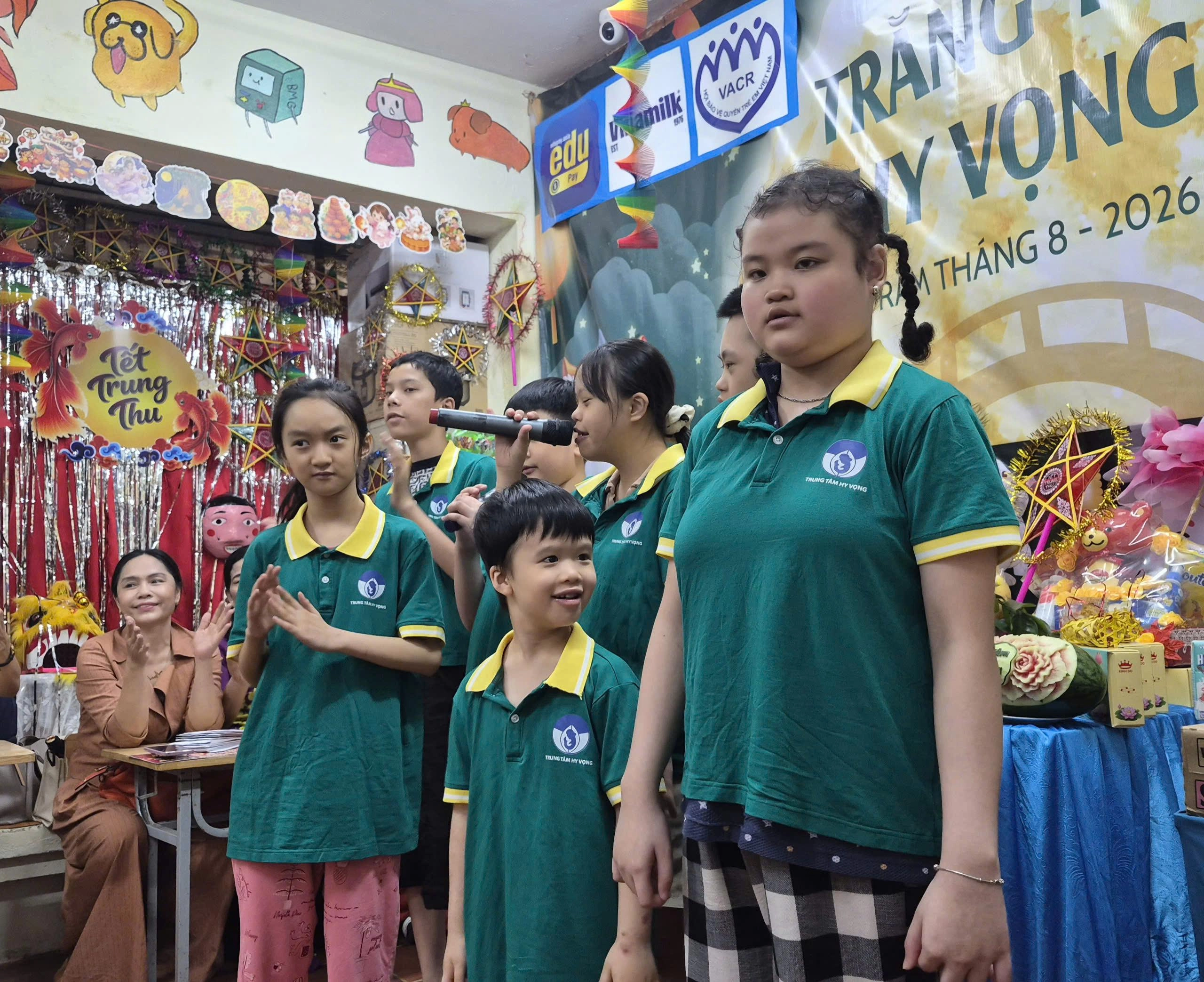 Khép lại chương trình, các em cùng cất vang tiếng hát, để lại một mùa Trung thu ngập tràn yêu thương và tiếng cười. 1790323206361_27959769727