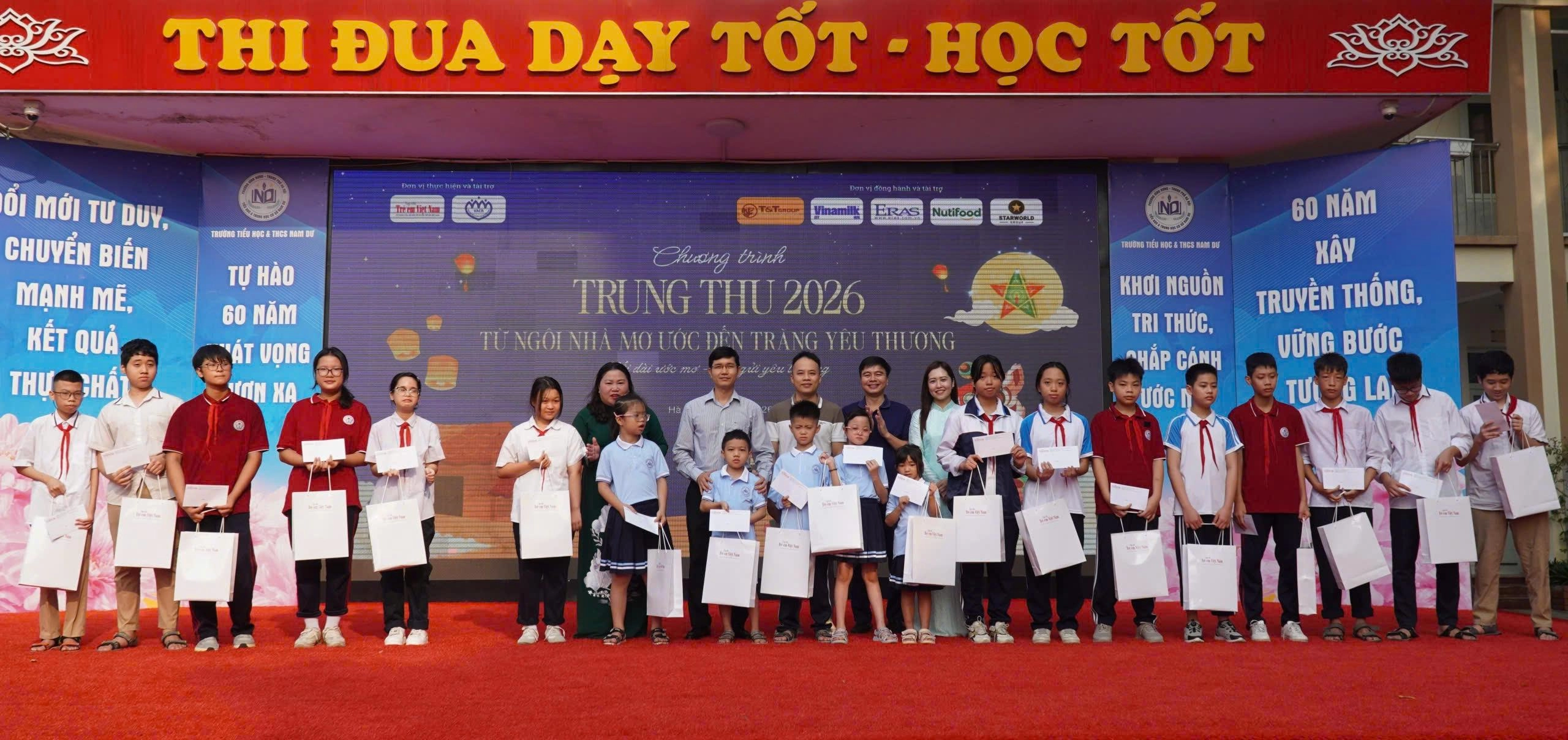 Nhà báo Bùi Văn Khương - Bí thư Chi bộ, Tổng Biên tập Tạp chí Trẻ em Việt Nam trao quà Trung thu cho học sinh có hoàn cảnh đặc biệt tại Trường Tiểu học và THCS Nam Dư. 1791104726802_81451032595