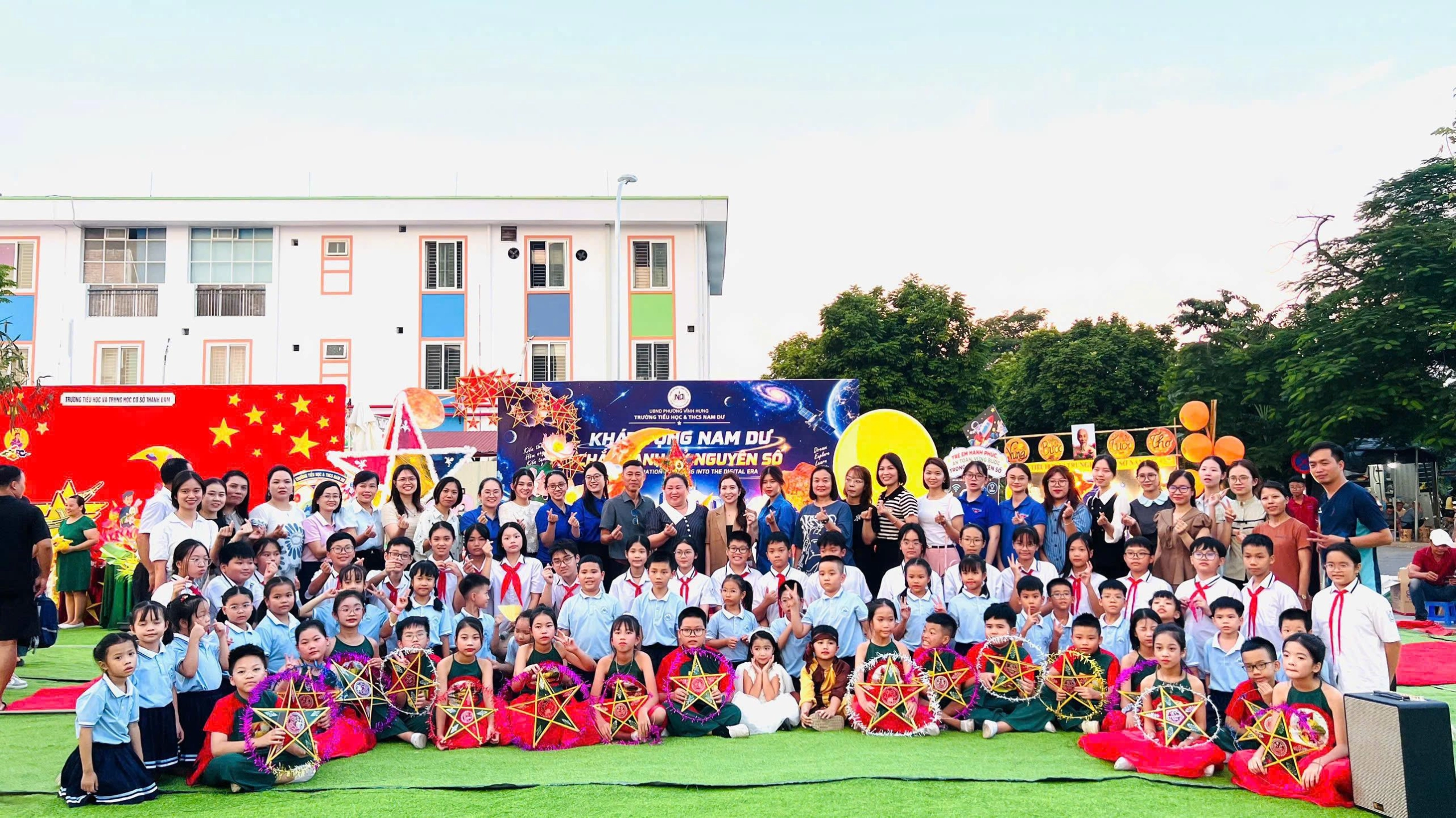 Thầy cô và học sinh Trường Tiểu học và THCS Nam Dư sẵn sàng bước vào vòng bình chọn, tự hào về những giá trị tốt đẹp đã cùng nhau vun đắp. 1791104900516_81451032595