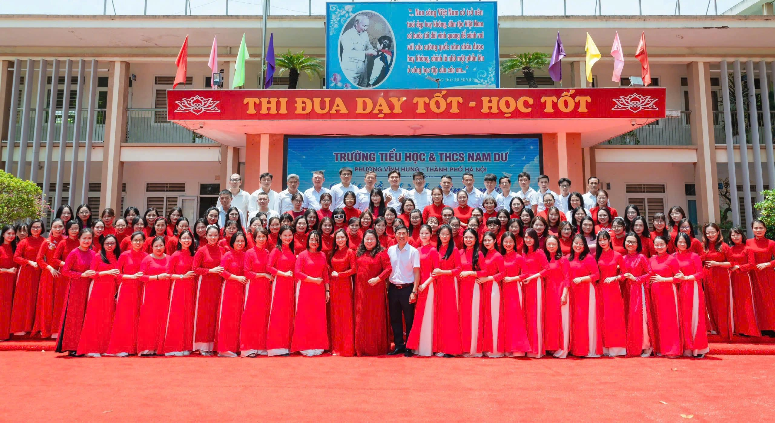 Tập thể nhà trường Trường Tiểu học và THCS Nam Dư (phường Vĩnh Hưng, Hà Nội). 1791104900534_81451032595