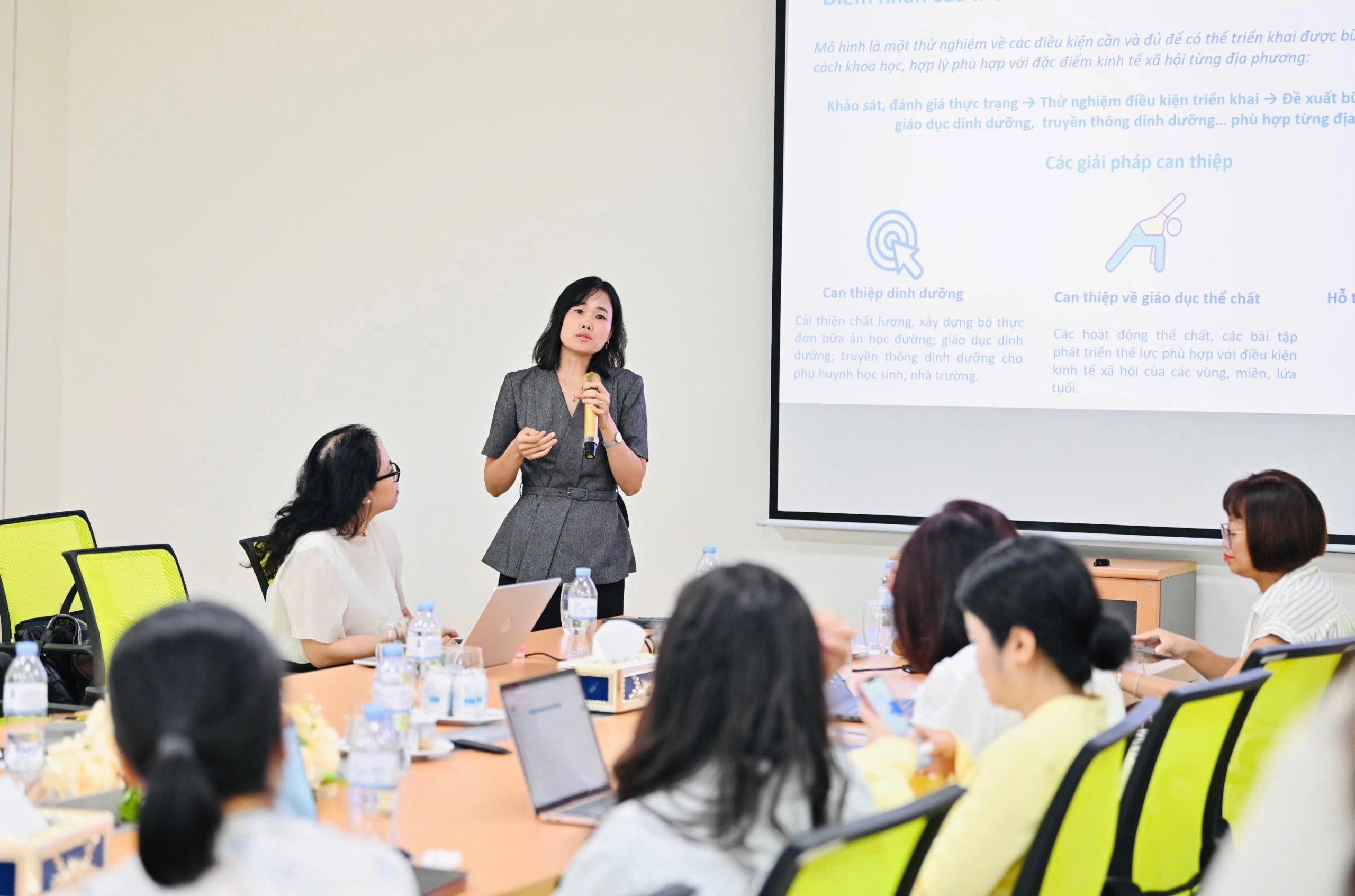 Thạc sĩ Hà Thị Phương - Quản lý dinh dưỡng, Viện Dinh dưỡng TH chia sẻ tại tọa đàm. 1791677726264_8096779453412108629_g4095988850168835039_6e78e7118ba3ae064758cb548eba5233