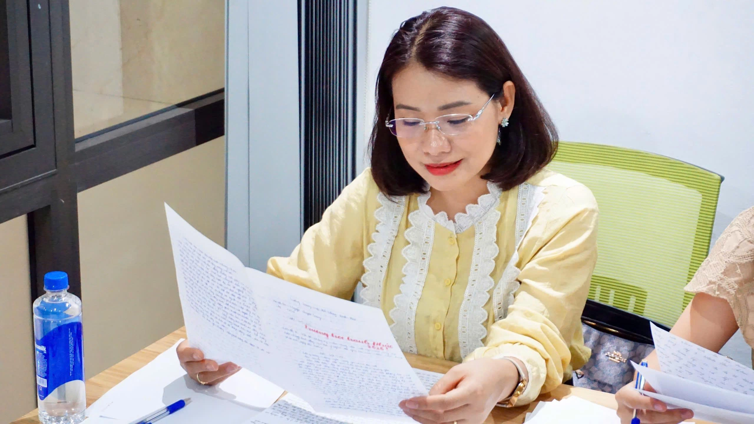 Cô Phạm Thị Hoa đọc và đánh giá các bài dự thi tại vòng Sơ khảo Cuộc thi viết và bình chọn Trường học hạnh phúc 2026. 1791728981005_6025849951888200037_6025849951888200037_8657b2a3d01a05531122fe6c0926be1f
