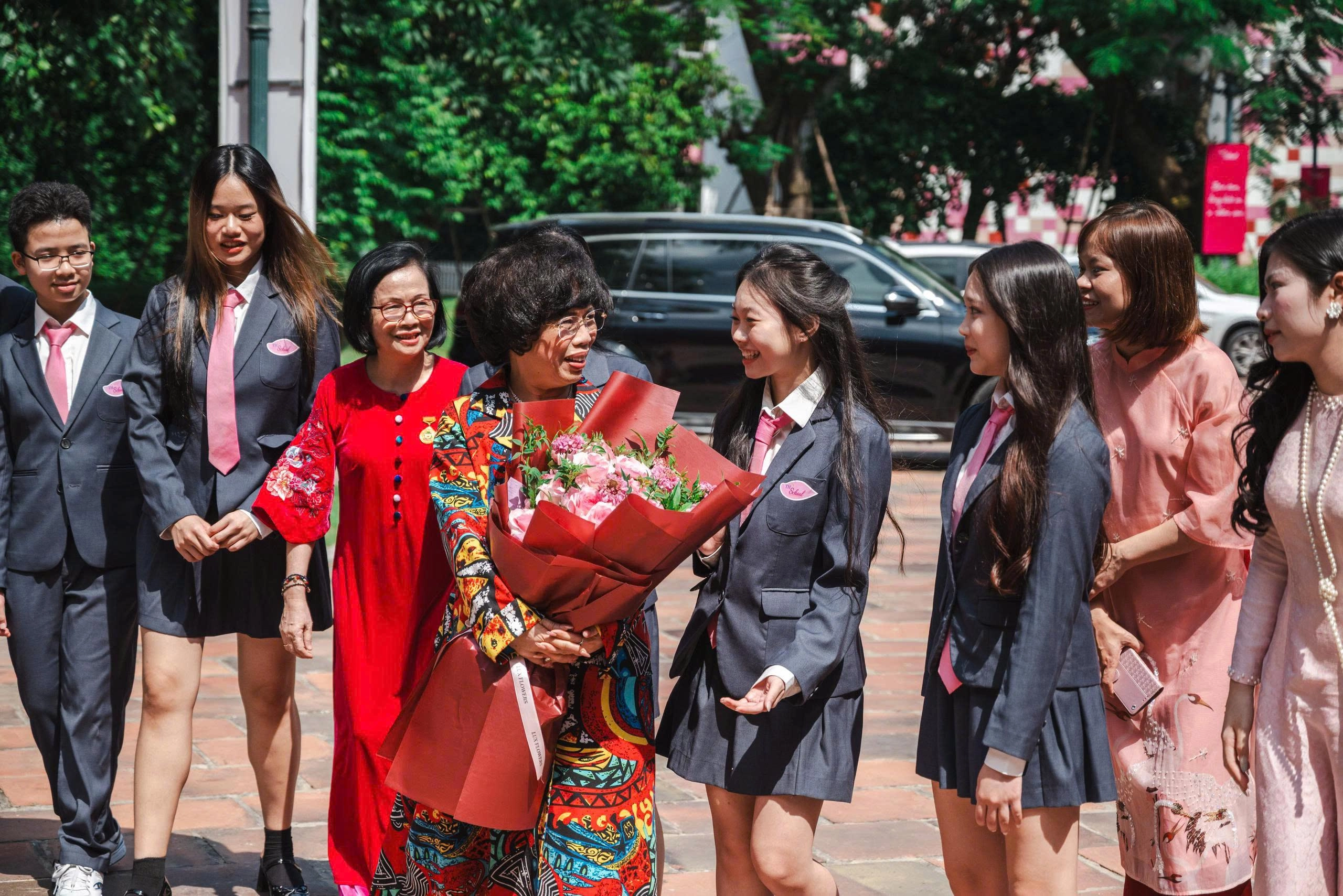 Anh hùng Lao động Thái Hương, Nhà sáng lập TH School cùng các em học sinh. (Ảnh: TH School) 1792032261727_27959769727
