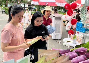 Người tiêu dùng trải nghiệm sản phẩm Hàn Quốc giữa lòng Thủ đô