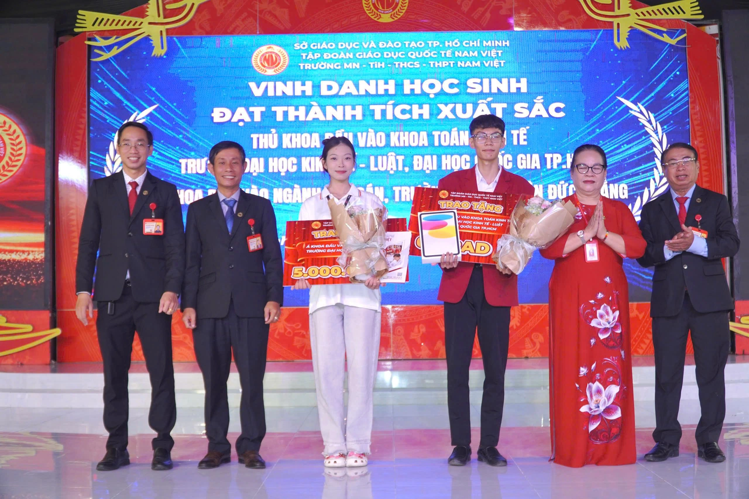Lãnh đạo Trường Nam Việt tổ chức lễ Vinh danh học sinh đạt thành tích xuất sắc kỳ tuyển sinh đại học 2026 1WUpukqi5V11YxZu1lBhdEV97DWvb04ammJcwD3cD3gFMKpoYGYtHej1YhhsMbiOyIs