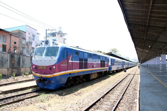 A train is departing from Sài Gòn Railway Station. Hà Nội and Sài Gon railways will be merged to form a VNĐ1.3 trillion Railway Transport Joint Stock Company. — VNA/VNS Photo Tiến Lực