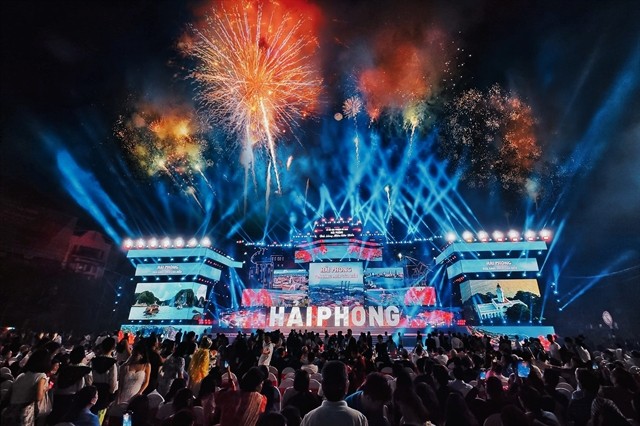 Thousands of Hải Phòng residents and tourists attend the Red Flamboyant Festival last year. A significant cultural event held annually in May, the festival is to promote its cultural and historical values of Hải Phòng. — Photo haiphong.gov.vn