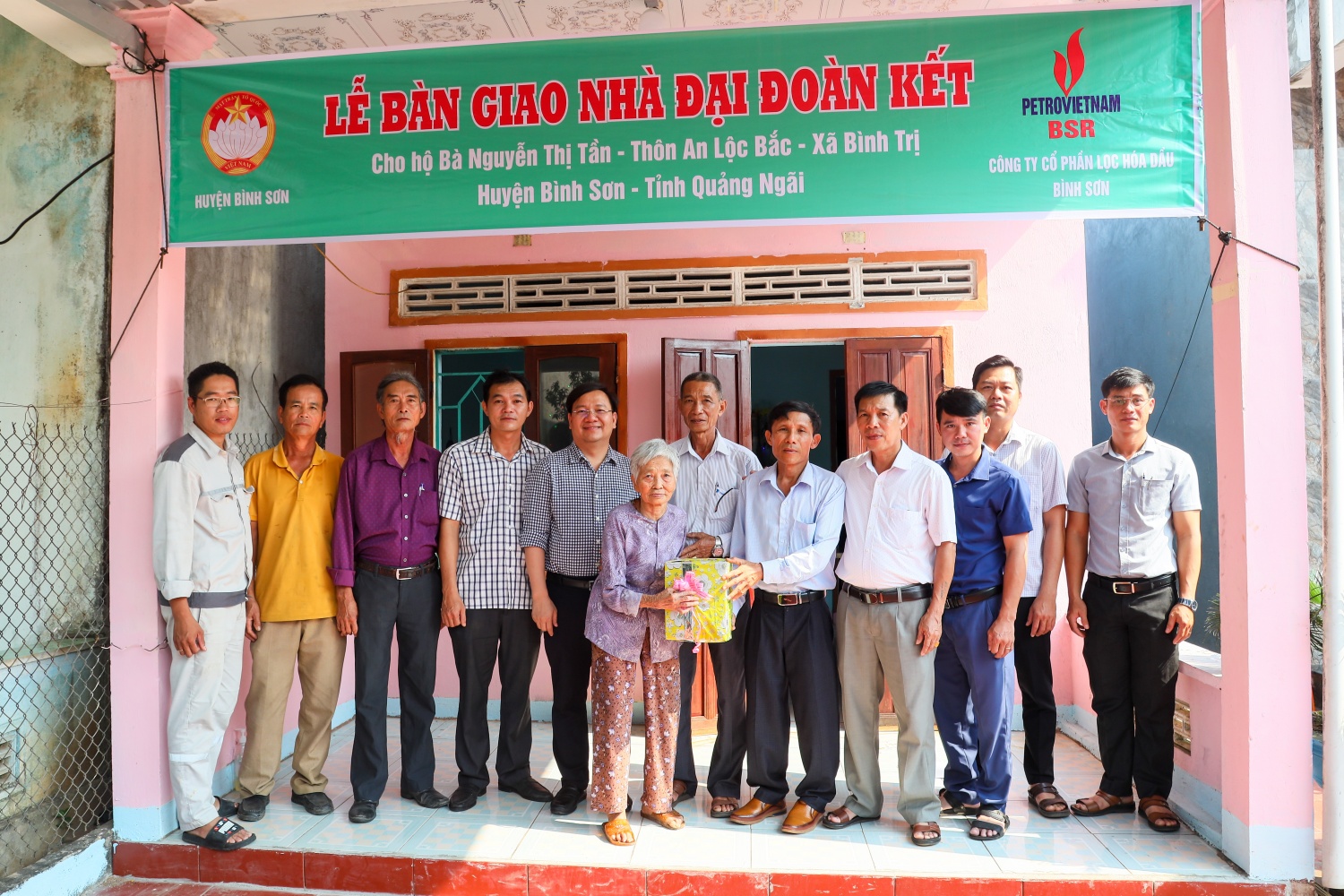 BSR bàn giao nhà Đại đoàn kết nhân dịp kỷ niệm Ngày Giải phóng miền Nam, thống nhất đất nước