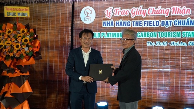 General director of EMIC, Phan Xuân Thanh (left) receives the Gold Platinum Low-Carbon Tourism Standard certification given by Magnus International, a leading company in environmental project management and carbon offsets. Photo courtesy of EMIC