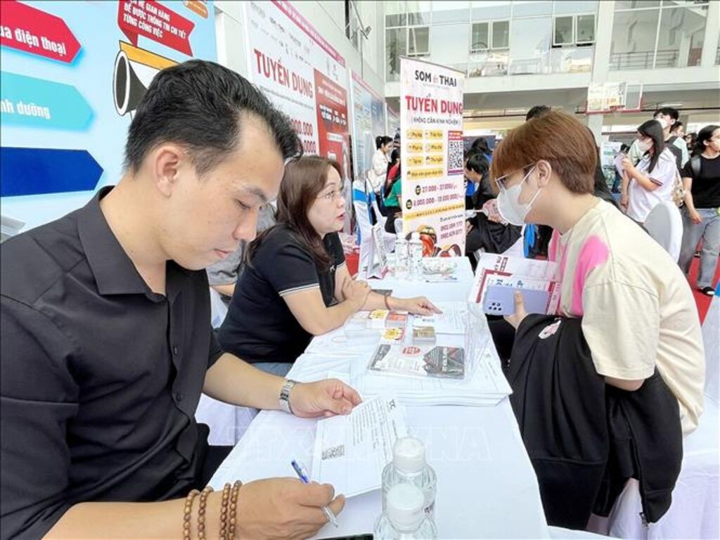 Guiding young people to find suitable jobs during the 2024 Job Recruitment Fair in Ho Chi Minh City__Photo: VNA