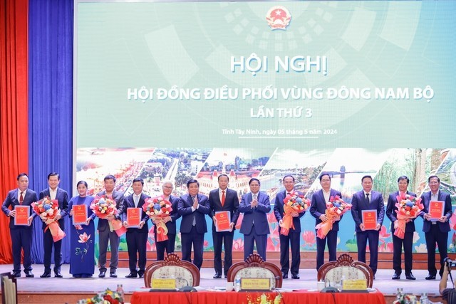 PM Pham Minh Chinh hands over planning decisions to local authorities – photo: VGP/Nhat Bac