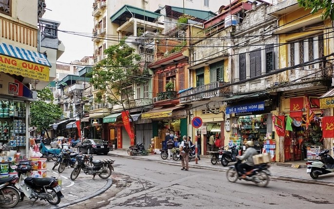 Tiếng cười nói, tiếng rao hàng, tiếng xe cộ hòa quyện vào nhau, tạo nên một bản hòa ca phố phường đầy sức sống. (Ảnh: Triệu Tâm)