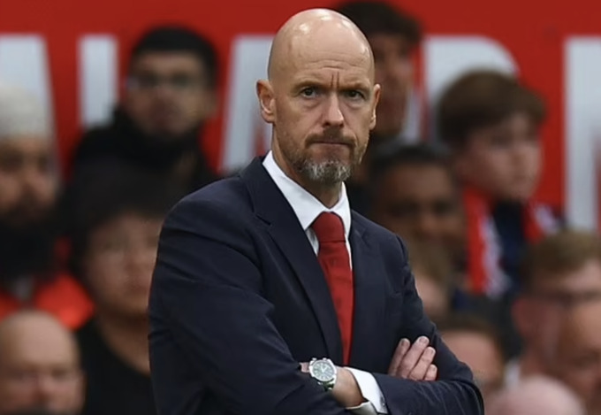 Ten Hag quan sát các cầu thủ Man Utd thi đấu ở trận thua Liverpool 0-3 tại vòng 3 Ngoại hạng Anh. Ảnh: Reuters.