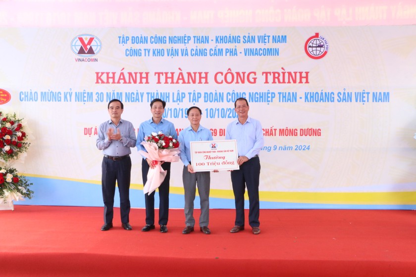 Lãnh đạo TKV trao khen thưởng cho Công ty Kho vận và Cảng Cẩm Phả.