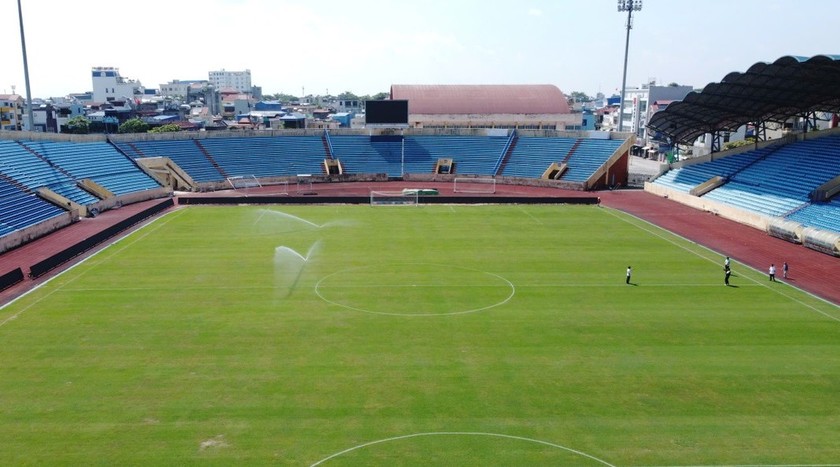 Mặt sân cũng được quan tâm chăm sóc thường xuyên, các hàng ghế trên khán đài được vệ sinh sạch sẽ. (ảnh: Tiền phong)