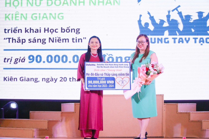 Trao bảng tượng trưng học bổng cho học sinh mồ côi cha mẹ do COVID-19 ở Kiên Giang - Ảnh: Khánh Thùy