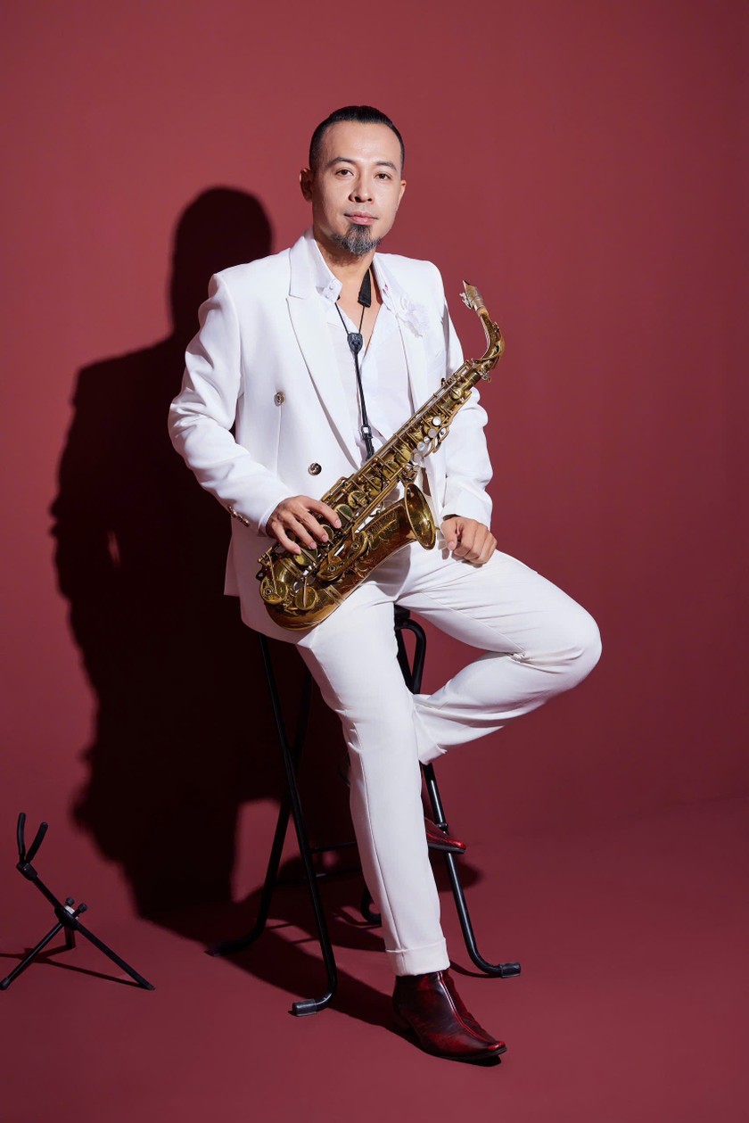 Saxophone Lê Duy Mạnh thể hiện các tác phẩm về mùa trăng. (ảnh BTC)