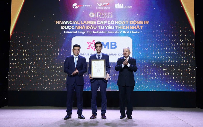 Ông Đàm Nhân Đức – Kinh tế trưởng đại diện MB nhận giải thưởng Financial Large Cap có hoạt động IR được Nhà đầu tư yêu thích nhất.