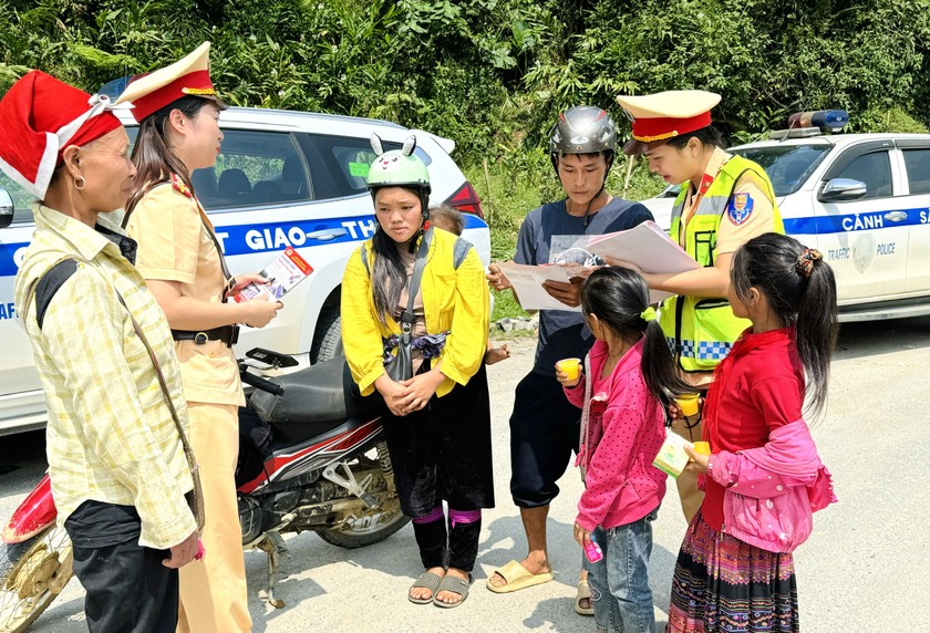 CSGT Lào Cai đảm bảo thông tuyến giao thông lên khu du lịch Quốc gia Sa Pa sau bão, lũ.