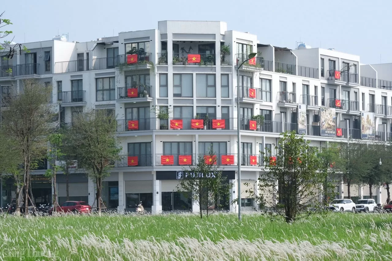 Khung cảnh yên bình tại một căn nhà trong khu The Manor, quận Thanh Xuân, Hà Nội với đầy ắp lá cờ đỏ sao vàng.