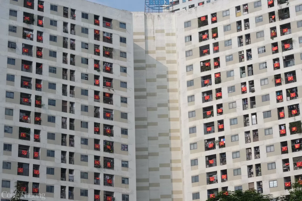 Từ dưới sân chung cư ngước nhìn lên, những dãy cờ đỏ xen kẽ nơi tầng 3, tầng 5, tầng 11… như những nốt nhạc thầm trong bản hòa ca mừng đất nước tròn 50 năm thống nhất.