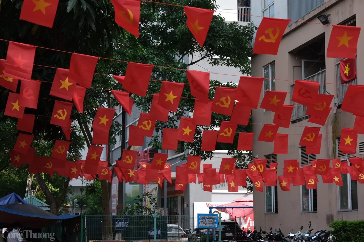 Chung cư CT4A1 tại quận Hoàng Mai trang trí hình ảnh lá cờ tổ quốc ngay dưới sân chung.