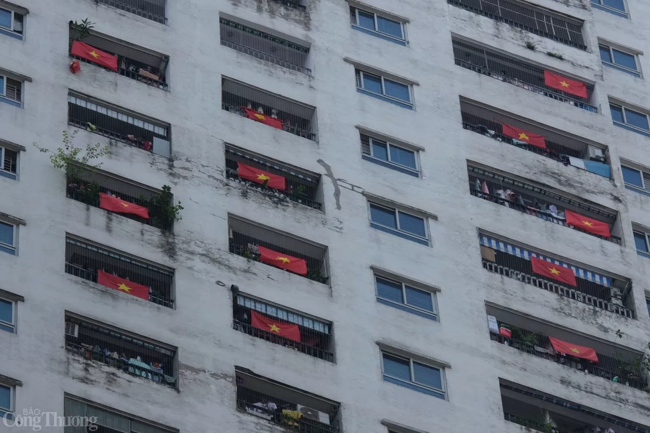 Những lá cờ đỏ sao vàng tung bay lặng lẽ trong gió sớm như thắp lên một nhịp đập yêu nước giữa nhịp sống đô thị hối hả.