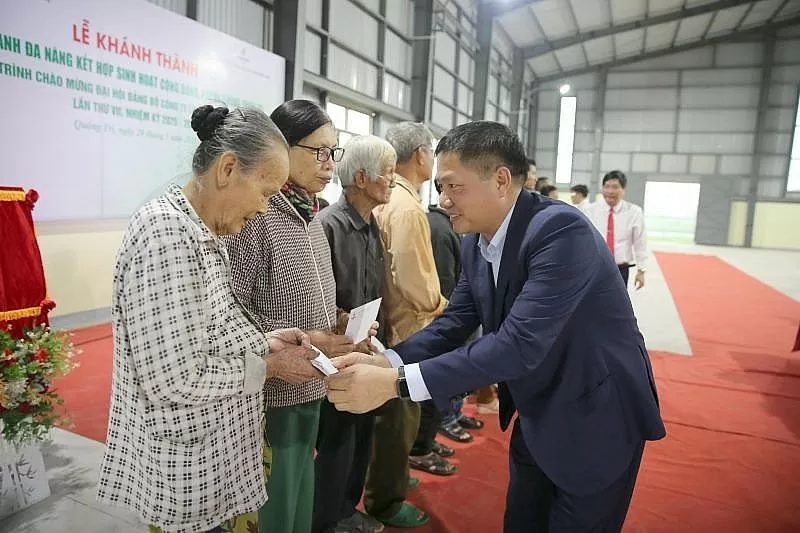 Ông Bùi Ngọc Dương - Bí thư Đảng ủy, Chủ tịch HĐQT BSR tặng quà cho các hộ gia đình chính sách tại thị xã Quảng Trị. (Ảnh BSR) Ông Bùi Ngọc Dương - Bí thư Đảng ủy, Chủ tịch HĐQT BSR tặng quà cho các hộ gia đình chính sách tại thị xã Quảng Trị. (Ảnh BSR)