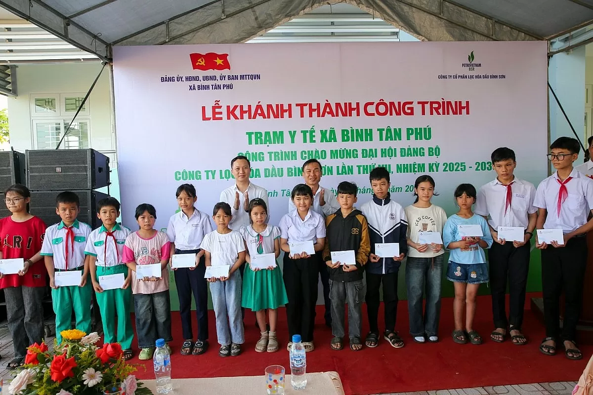 Đại diện chính quyền địa phương và BSR trao tặng các phần quà cho các em học sinh có hoàn cảnh khó khăn của xã Bình Tân Phú (Ảnh BSR) Đại diện chính quyền địa phương và BSR trao tặng các phần quà cho các em học sinh có hoàn cảnh khó khăn của xã Bình Tân Phú (Ảnh BSR)