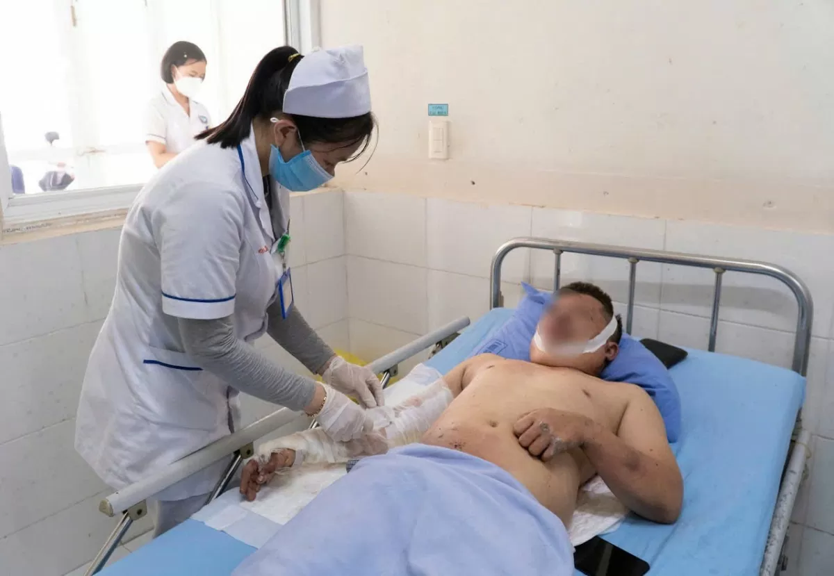 Chăm sóc y tế cho nạn nhân trong vụ nổ nhà máy nam châm ở Quảng Nam tại Bệnh viện Đa khoa Trung ương Quảng Nam