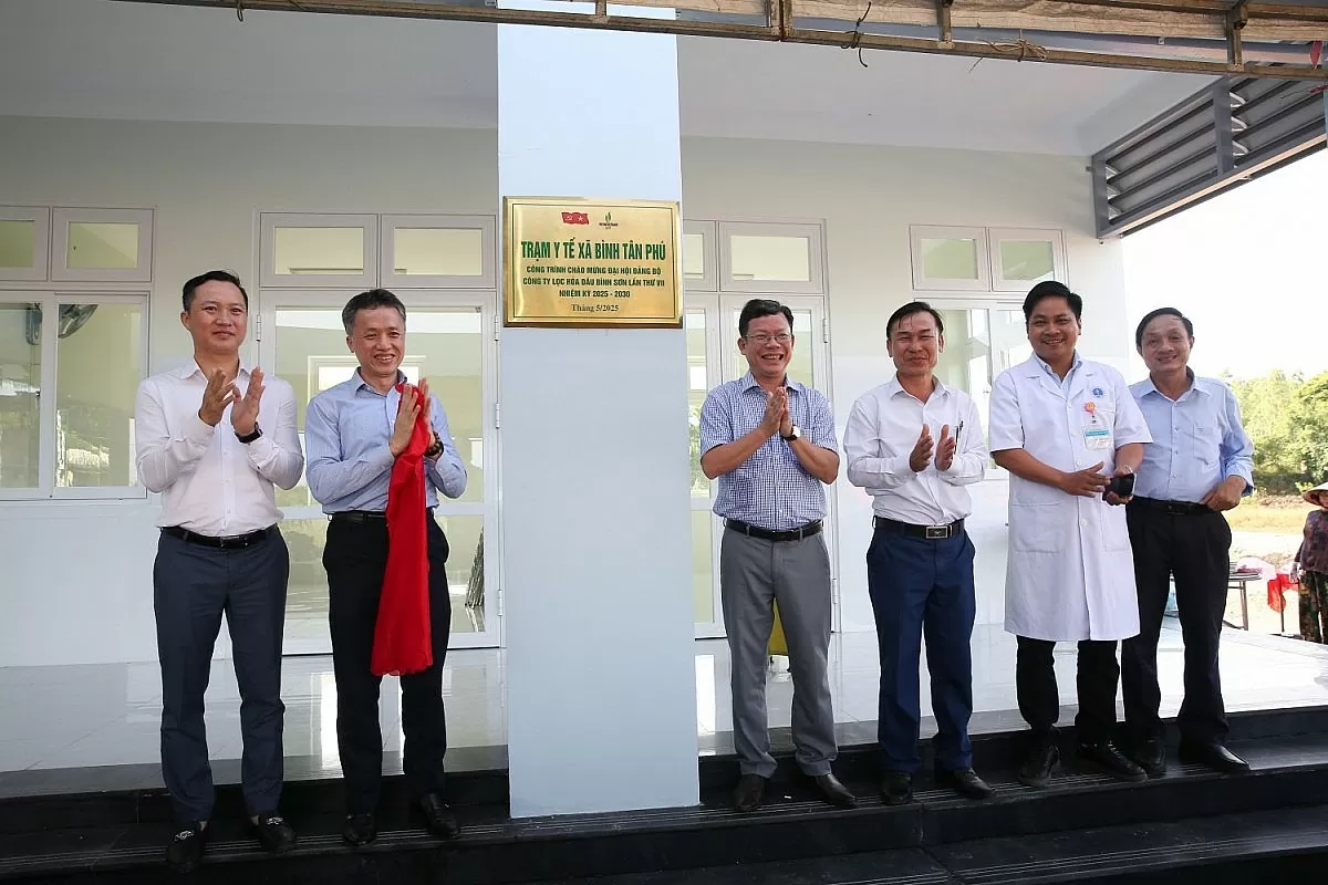 Các đại biểu thực hiện nghi thức gắn biển công trình Trạm Y tế xã Bình Tân Phú. Đây là công trình được Đảng ủy BSR lựa chọn chào mừng Đại hội Đại biểu Đảng bộ BSR lần thứ VII, nhiệm kỳ 2025-2030 (Ảnh BSR) Các đại biểu thực hiện nghi thức gắn biển công trình Trạm Y tế xã Bình Tân Phú. Đây là công trình được Đảng ủy BSR lựa chọn chào mừng Đại hội Đại biểu Đảng bộ BSR lần thứ VII, nhiệm kỳ 2025-2030 (Ảnh BSR)