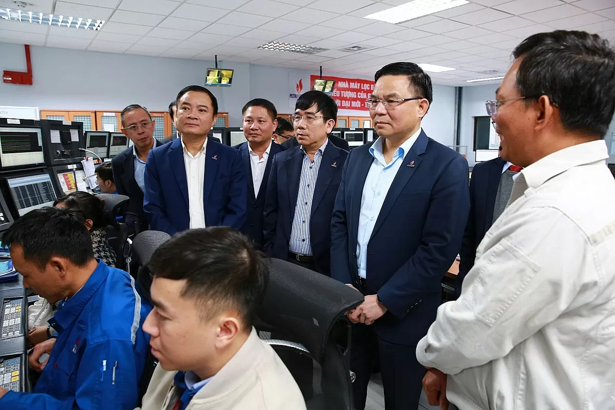 Lãnh đạo Tập đoàn Dầu khí Quốc gia Việt Nam - nay là Tập đoàn Công nghiệp - Năng lượng Quốc gia Việt Nam thăm, kiểm tra công tác vận hành NMLD Dung Quất (tháng 12/2024) Lãnh đạo Tập đoàn Dầu khí Quốc gia Việt Nam - nay là Tập đoàn Công nghiệp - Năng lượng Quốc gia Việt Nam thăm, kiểm tra công tác vận hành NMLD Dung Quất (tháng 12/2024)