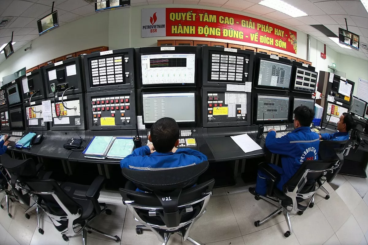 Ngày 21/4/2025, đồng hồ sản lượng của Nhà máy Lọc dầu Dung Quất đã đạt mốc 100 triệu tấn sản phẩm các loại lũy kế từ khi Nhà máy vận hành thương mại vào năm 2009 Ngày 21/4/2025, đồng hồ sản lượng của Nhà máy Lọc dầu Dung Quất đã đạt mốc 100 triệu tấn sản phẩm các loại lũy kế từ khi Nhà máy vận hành thương mại vào năm 2009