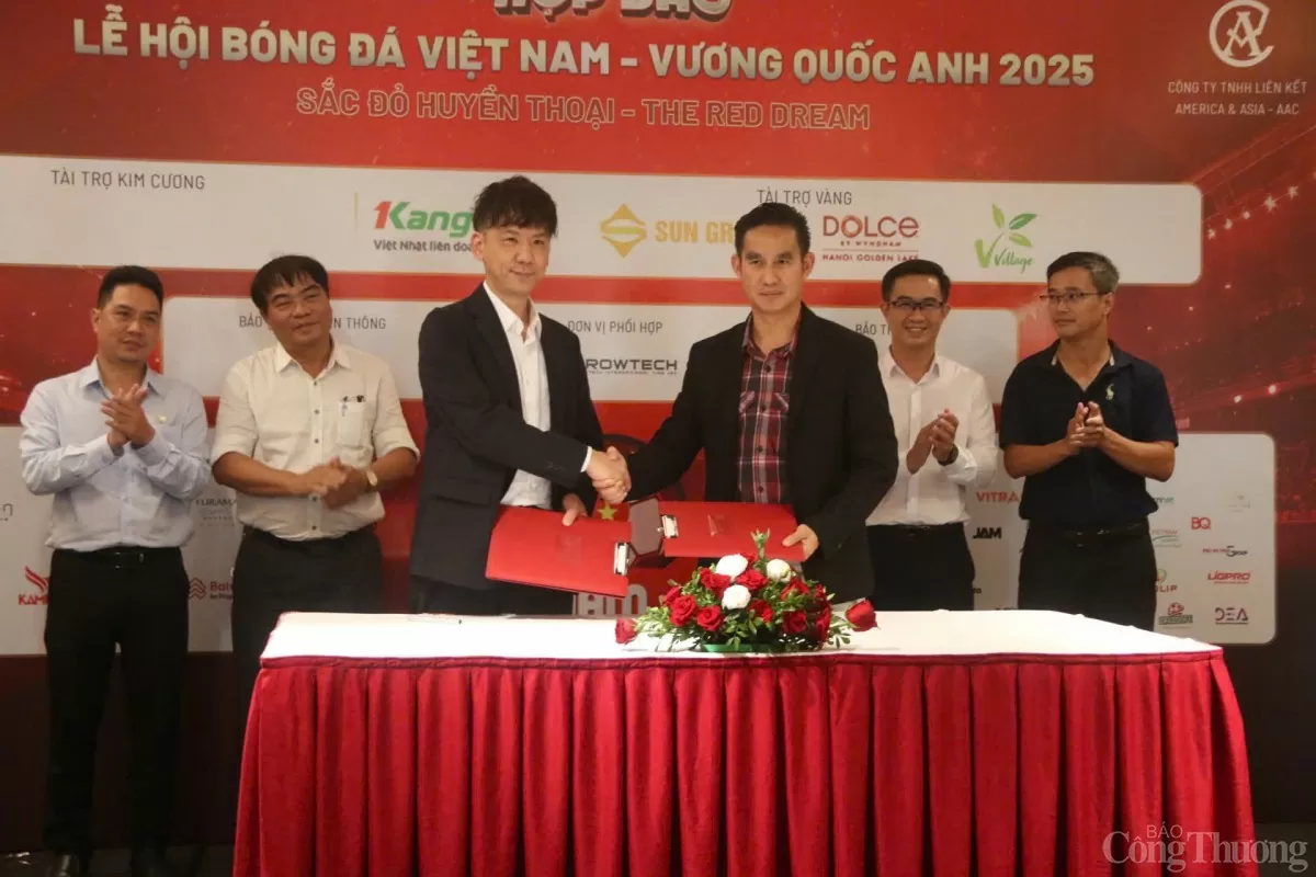Đại diện Ban Tổ chức và đối tác ký kết hợp tác tại lễ họp báo công bố Lễ hội bóng đá Việt Nam – Vương quốc Anh 2025, chủ đề “Sắc đỏ huyền thoại – The Red Dream”. Đại diện Ban Tổ chức và đối tác ký kết hợp tác tại lễ họp báo công bố Lễ hội bóng đá Việt Nam – Vương quốc Anh 2025, chủ đề “Sắc đỏ huyền thoại – The Red Dream”.