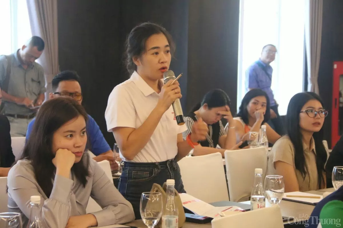 Phóng viên trao đổi những vướng mắc cùng Ban tổ chức Phóng viên trao đổi những vướng mắc cùng Ban tổ chức