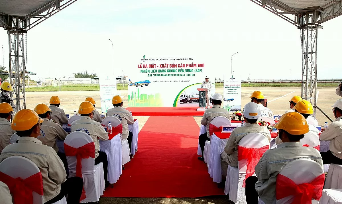 Lễ ra mắt và xuất bán lô nhiên liệu hàng không bền vững (SAF) thương mại đầu tiên tại BSR ngày 4/6/2025. (Ảnh BSR) Lễ ra mắt và xuất bán lô nhiên liệu hàng không bền vững (SAF) thương mại đầu tiên tại BSR ngày 4/6/2025. (Ảnh BSR)