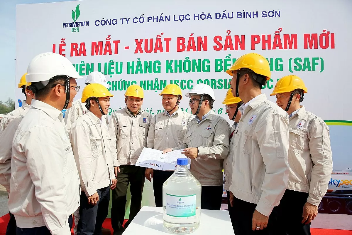 BSR tự hào là một trong những đơn vị tiên phong triển khai thương mại hóa SAF, hướng tới cung cấp giải pháp năng lượng sạch cho các hãng hàng không trong nước và quốc tế (Ảnh BSR) BSR tự hào là một trong những đơn vị tiên phong triển khai thương mại hóa SAF, hướng tới cung cấp giải pháp năng lượng sạch cho các hãng hàng không trong nước và quốc tế (Ảnh BSR)