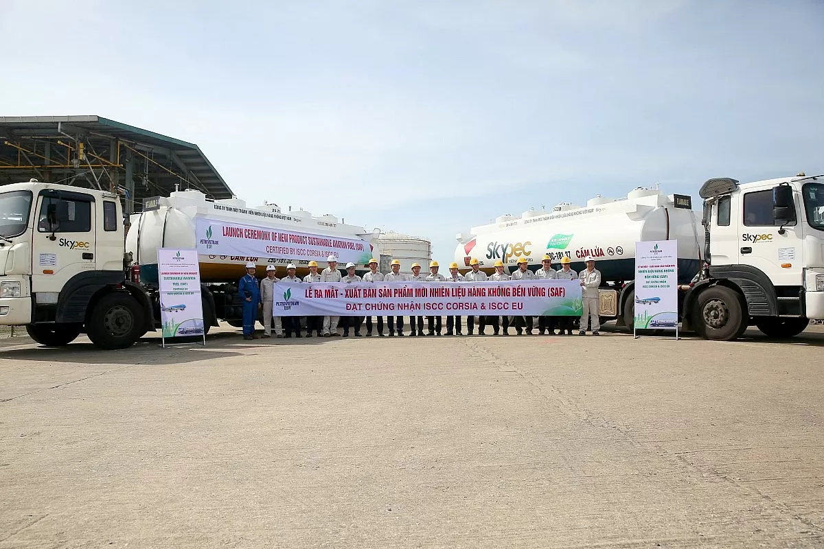 Lãnh đạo BSR và các đơn vị chụp ảnh lưu niệm khu vực xuất bán sản phẩm tại Nhà máy Lọc dầu Dung Quất. (Ảnh BSR) Lãnh đạo BSR và các đơn vị chụp ảnh lưu niệm khu vực xuất bán sản phẩm tại Nhà máy Lọc dầu Dung Quất. (Ảnh BSR)