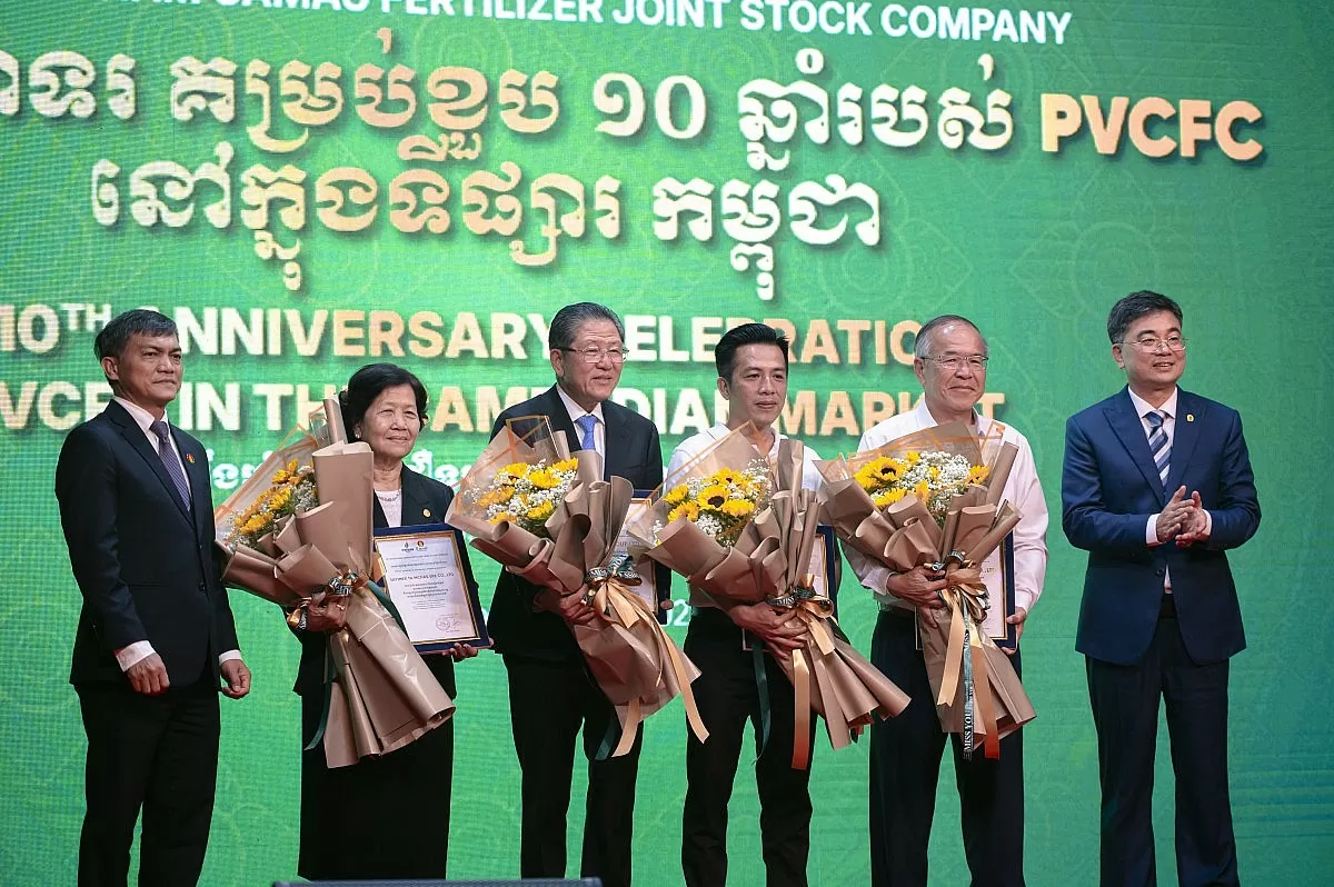 Đại diện PVCFC trao quà và hoa cho các nhà phân phối tại Campuchia (Ảnh PVCFC) Đại diện PVCFC trao quà và hoa cho các nhà phân phối tại Campuchia (Ảnh PVCFC)