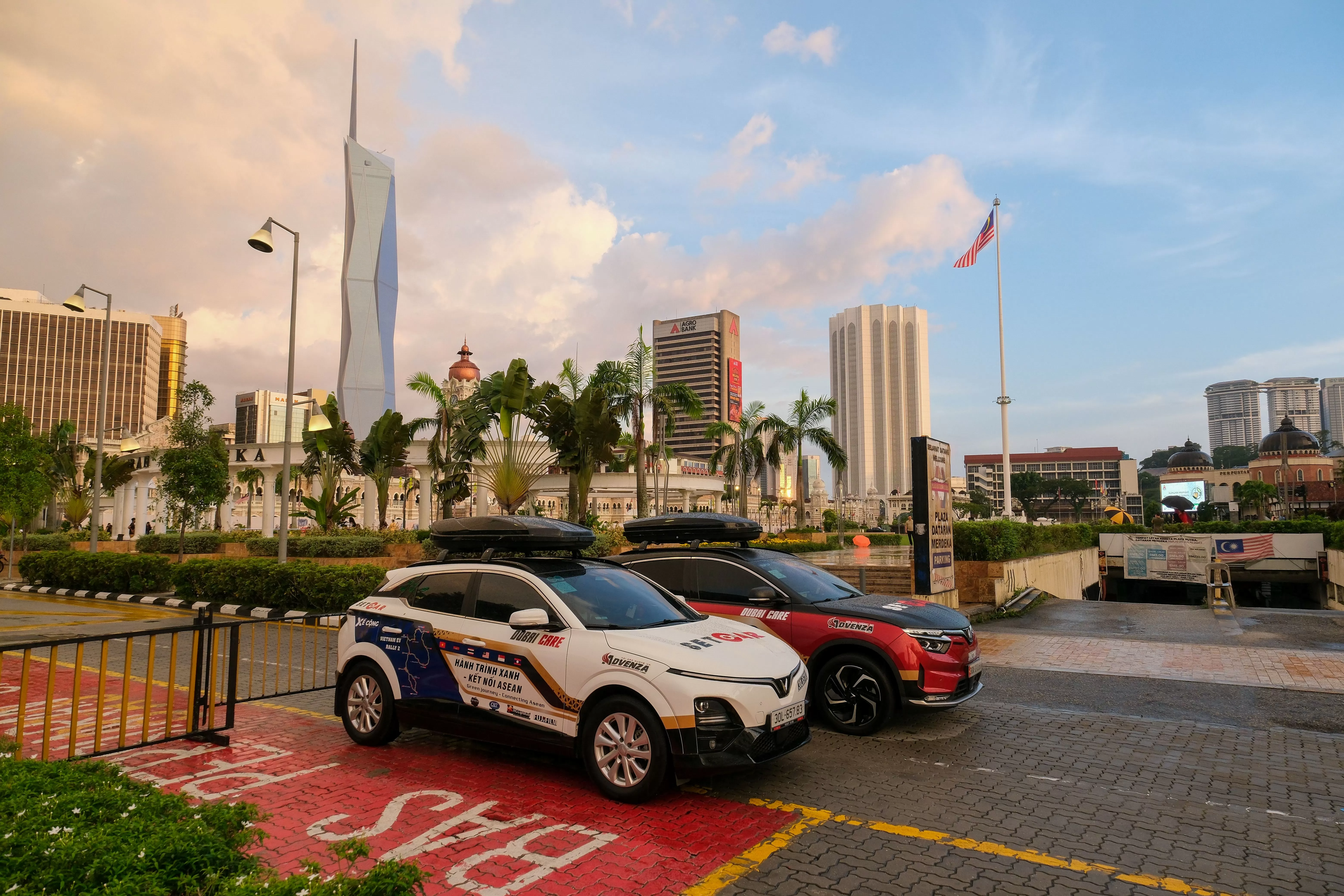 Sự khác biệt của hạ tầng giao thông các nước là điều gây chú ý đối với đoàn du lịch. Ảnh: NVCC