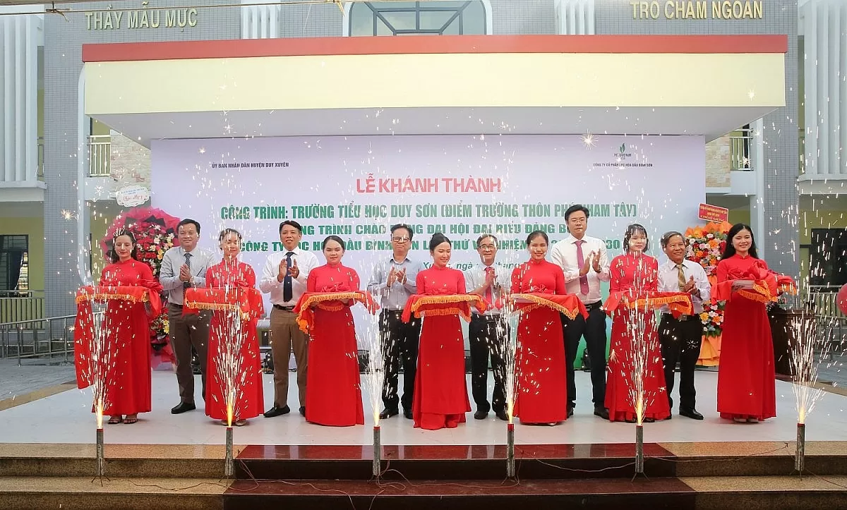 Lãnh đạo huyện Duy Xuyên và lãnh đạo BSR cắt băng khánh thành Trường Tiểu học Duy Sơn (Điểm trường Phú Nham Tây) (Ảnh BSR) Lãnh đạo huyện Duy Xuyên và lãnh đạo BSR cắt băng khánh thành Trường Tiểu học Duy Sơn (Điểm trường Phú Nham Tây) (Ảnh BSR)