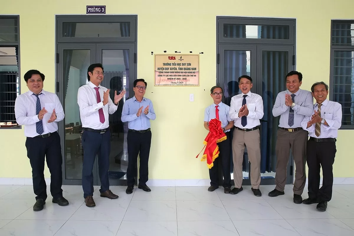 Đại biểu thực hiện nghi thức gắn biển công trình chào mừng Đại hội đại biểu Đảng bộ BSR lần thứ VII, nhiệm kỳ 2025-2030 (Ảnh BSR) Đại biểu thực hiện nghi thức gắn biển công trình chào mừng Đại hội đại biểu Đảng bộ BSR lần thứ VII, nhiệm kỳ 2025-2030 (Ảnh BSR)