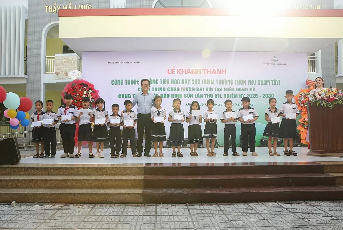 Ông Nguyễn Văn Hội - Ủy viên Ban Thường vụ Đảng ủy, Thành viên HĐQT BSR trao quà cho các em học sinh vượt khó học giỏi (Ảnh BSR) Ông Nguyễn Văn Hội - Ủy viên Ban Thường vụ Đảng ủy, Thành viên HĐQT BSR trao quà cho các em học sinh vượt khó học giỏi (Ảnh BSR)