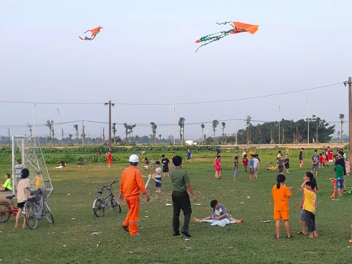 EVNHANOI cảnh báo nguy hiểm từ thả diều gần lưới điện EVNHANOI cảnh báo nguy hiểm từ thả diều gần lưới điện