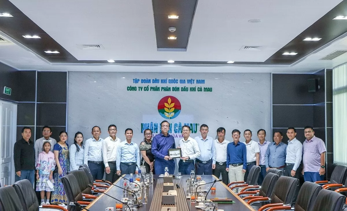 Đại diện BLĐ PVCFC trao quà kỷ niệm tặng Đoàn (Ảnh PVCFC) Đại diện BLĐ PVCFC trao quà kỷ niệm tặng Đoàn (Ảnh PVCFC)