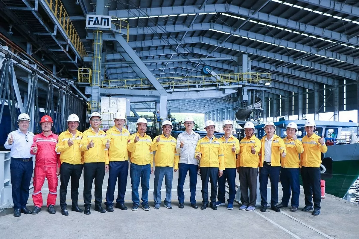 Đoàn có mặt tại bến cảng – nơi khởi hành của những chuyến tàu đưa sản phẩm PVCFC từ đất mũi Cà Mau vươn xa, phủ sóng hơn 20 thị trường quốc tế. (Ảnh PVCFC) Đoàn có mặt tại bến cảng – nơi khởi hành của những chuyến tàu đưa sản phẩm PVCFC từ đất mũi Cà Mau vươn xa, phủ sóng hơn 20 thị trường quốc tế. (Ảnh PVCFC)