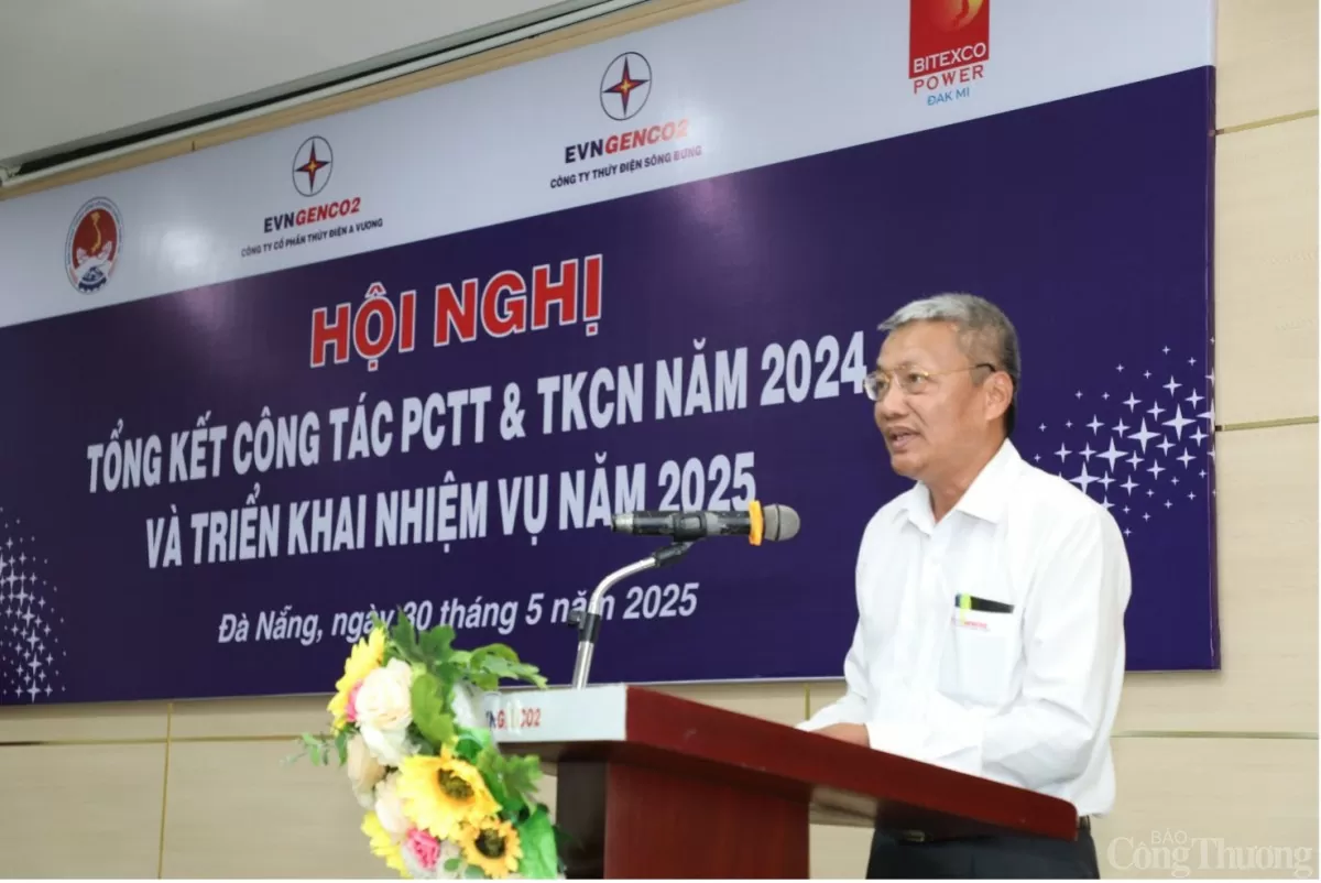 Ông Ngô Xuân Thế - Phó Giám đốc Công ty Cổ phần Thủy điện A Vương báo cáo tại Hội nghị Ông Ngô Xuân Thế - Phó Giám đốc Công ty Cổ phần Thủy điện A Vương báo cáo tại Hội nghị